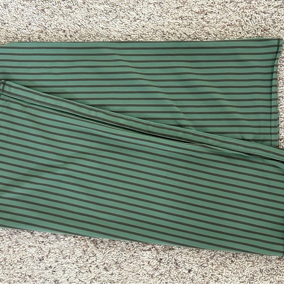 Lululemon Vinyasa Scarf/Wrap - Green and Gray - Excellent Like New Condition! - Picture 3 of 4